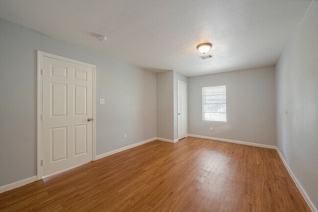 Building Photo - 5619 Willow Glen Dr