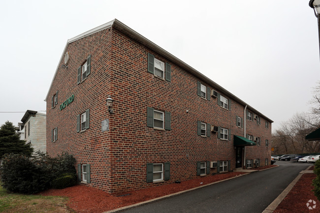 Building Photo - Oxford Plaza Apartments