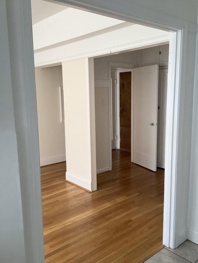 Building Photo - bedroom in San Francisco CA 94110