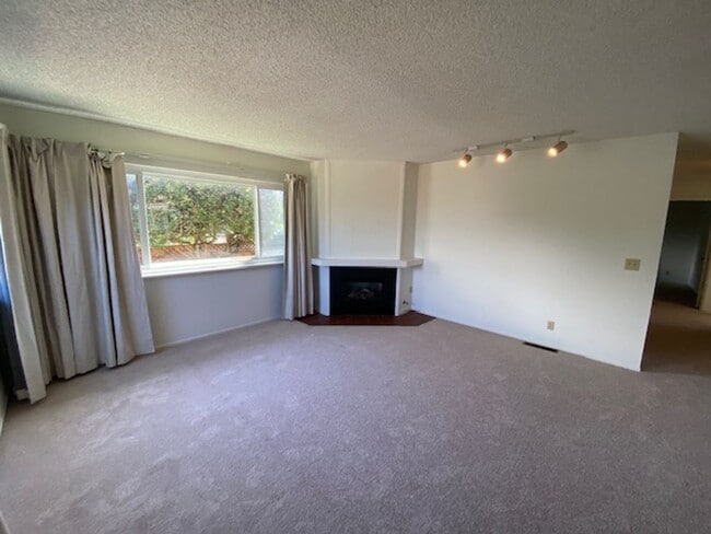 Building Photo - 701 Pine St