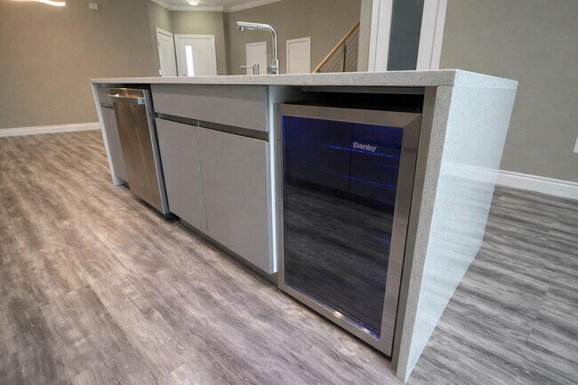 Building Photo - 2033 Greenbriar Ter