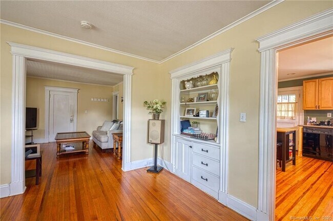 Building Photo - 102 Whiting Ln