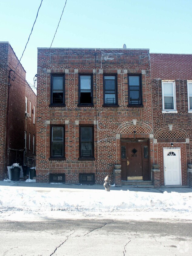 Primary Photo - 3011 Matthews Ave