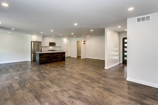 Foto del edificio - SIMPLY LUXURIOUS twinhome near Central & R...