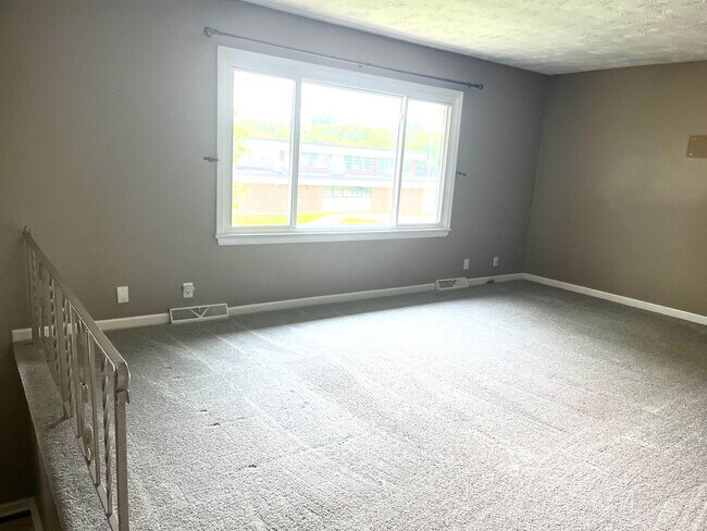 Building Photo - 4 Bedroom In A Great Location!!