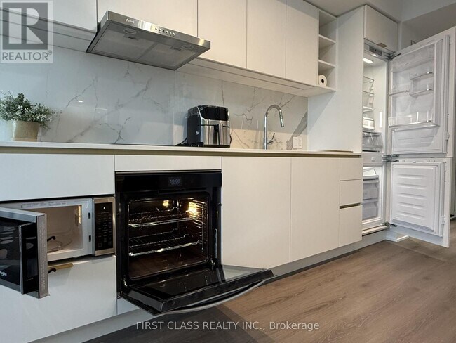 Photo du bâtiment - 8 Wellesley St W