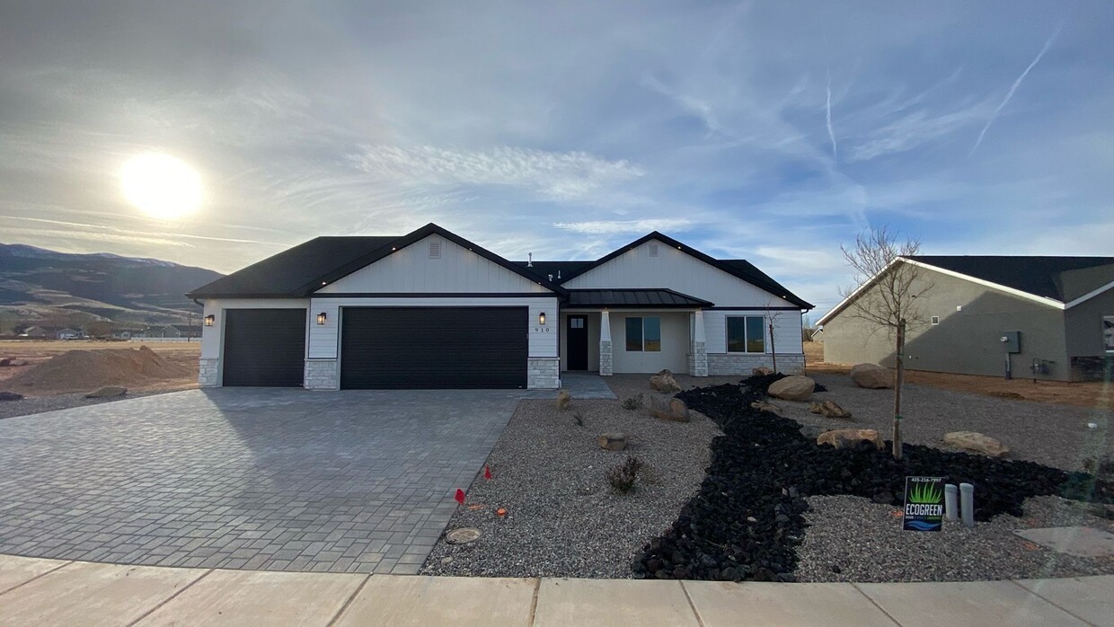 Foto principal - New Construction 3 bedroom- 2 bath Single ...