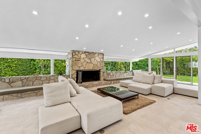 Foto del edificio - 1270 Benedict Canyon Drive
