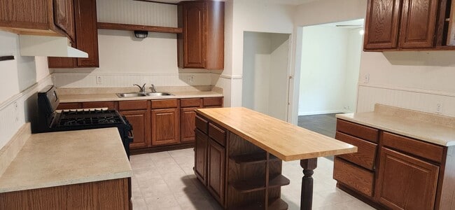 Building Photo - Welcome to this charming 2-bedroom, 1-bathroom house located in the heart of San Antonio, TX.