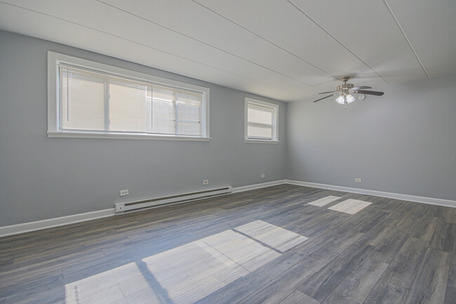 Building Photo - 6418 S St Lawrence Ave