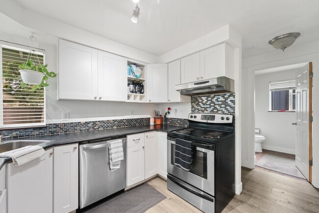Building Photo - 3 Bedroom Home with Fully Fenced Yard Avai...