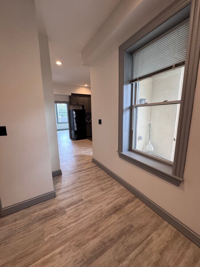 Caminando hacia el resto del apartamento. - 120 Northampton Street
