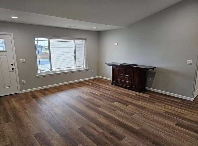 Building Photo - Newer 3 bdrm, 2 bath, RV parking / low maintenance yard, $2600 rent