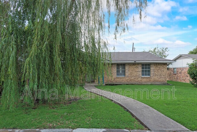 Photo - 2529 Belhaven Dr House