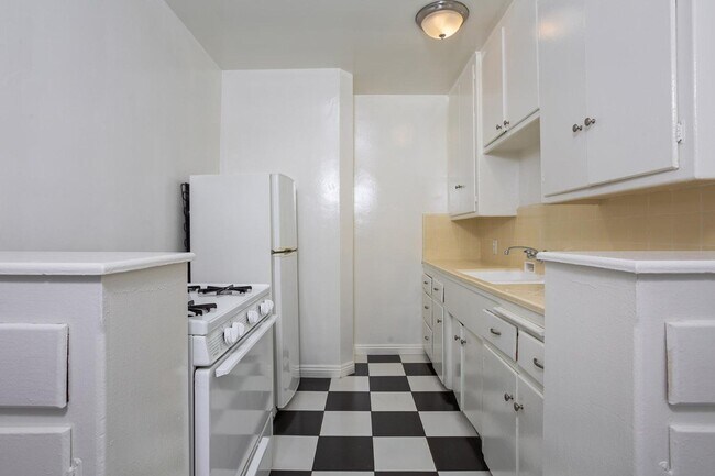 Building Photo - 2240 N Gower St