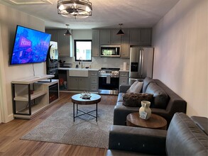 Building Photo - 3201 Westridge St