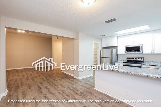 Foto del edificio - 8734 Shallow Ridge Dr