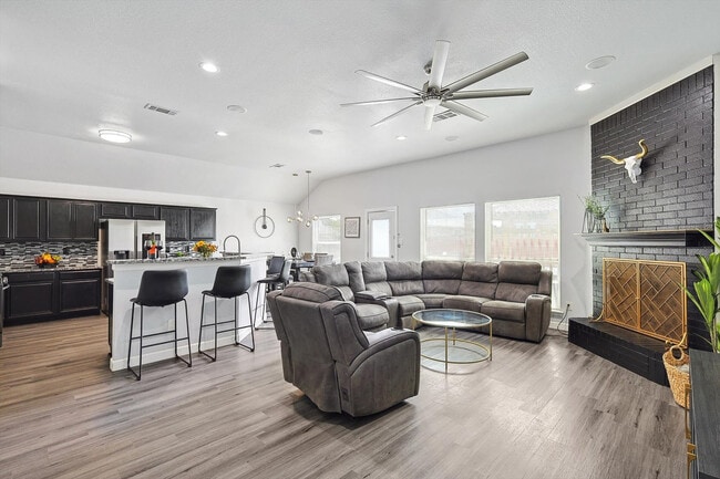 Building Photo - 521 E Robin Ct