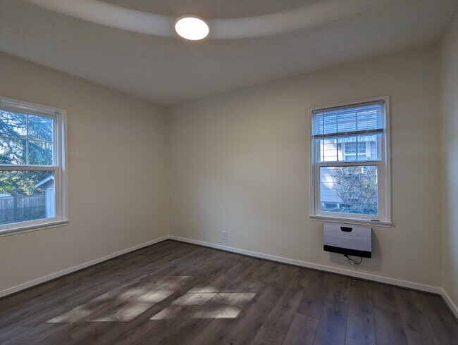 Foto del edificio - "Charming 3-Bedroom Duplex with Granite Touches & Gleaming Hardwood Floors in Seattle's Vibrant B...