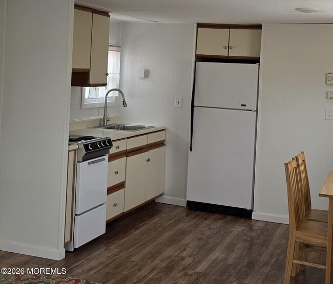 Building Photo - 469 S Green St