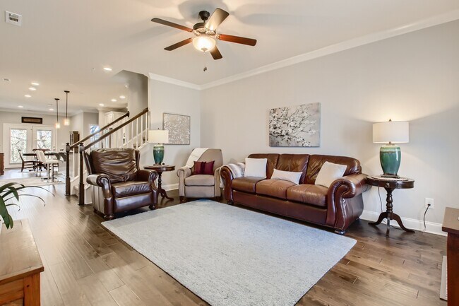 Sala de estar con vista a la cocina - 1608 Hampshire Plz