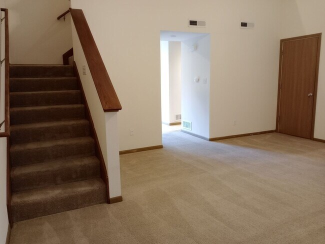 Foto del edificio - 701-703 Glenstone Dr.
