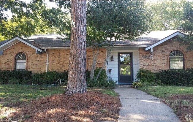 Building Photo - 305 Colonel Dr