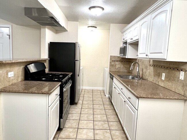 Building Photo - 1225 Lakeview Cir