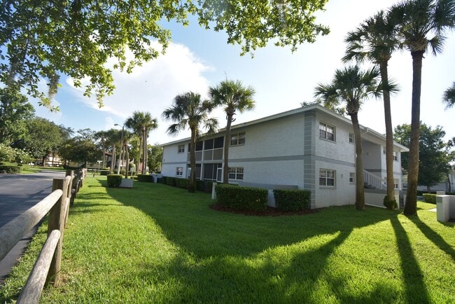 Building Photo - 2 Bed/2 Bath, 1st floor unit - AVAILABLE N...