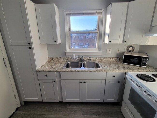 Foto del edificio - 70 Carroll Ave