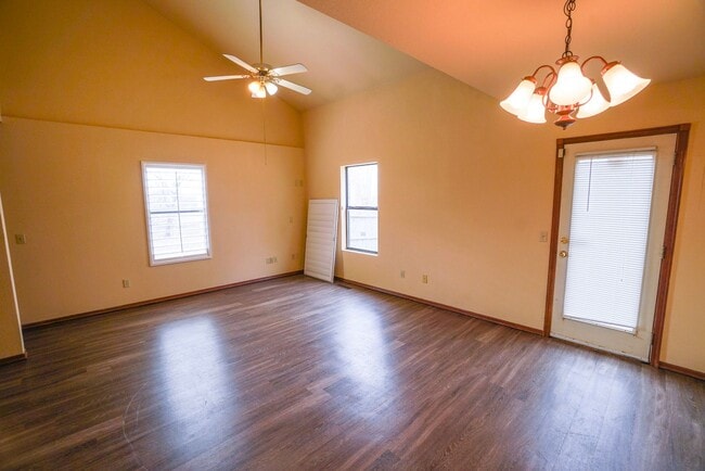 Building Photo - Must see 2 bed, 2 bath duplex near the University of Oklahoma