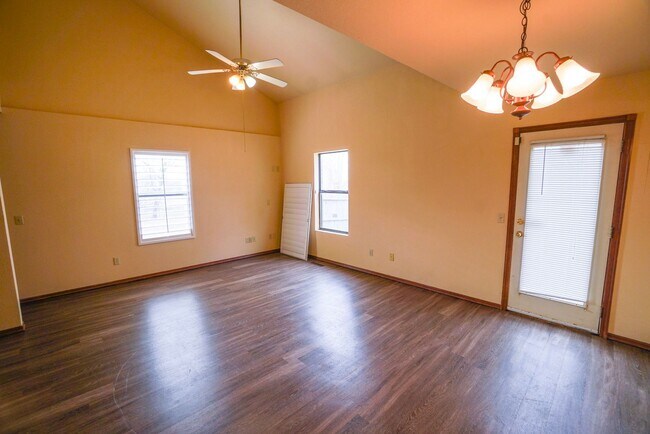Foto del edificio - Must see 2 bed, 2 bath duplex near the University of Oklahoma