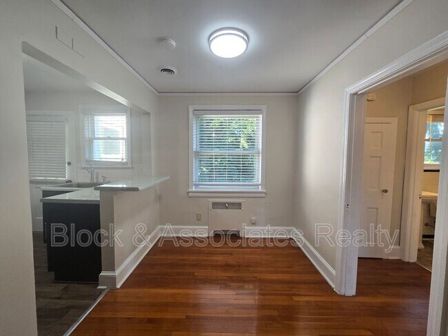Foto del edificio - 1104 W Friendly Ave