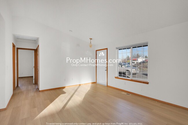 Building Photo - Charming Two Bedroom Duplex in the Heart o...