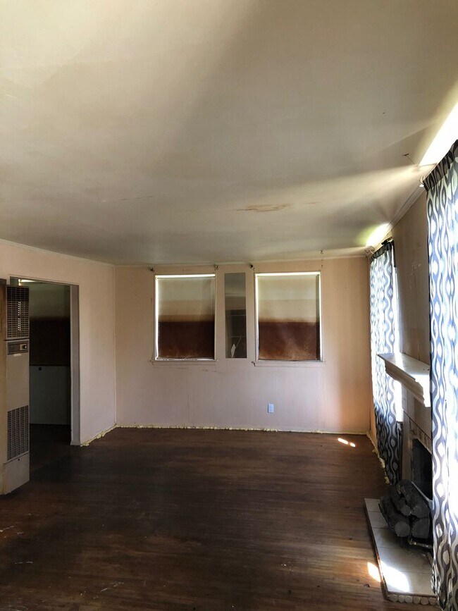 Building Photo - Three bedroom rent to own home, needs TLC