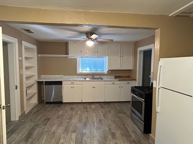 Building Photo - 4 bedroom 2 bath next to Chico State.
