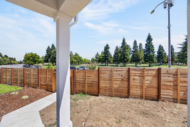 Foto del edificio - Charming 3-Bed, 2-Bath Home in Sacramento