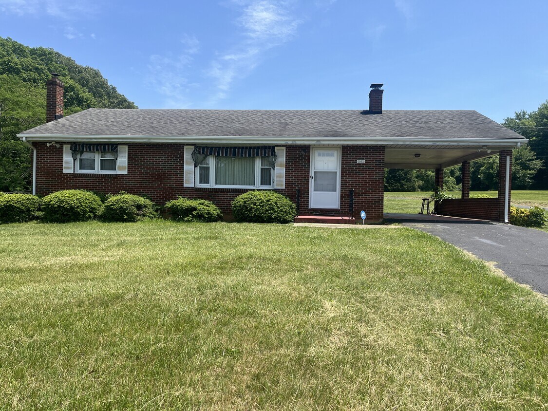 Primary Photo - 141 Daniels Pl