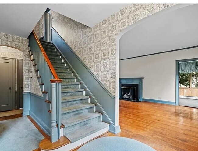 Building Photo - 4 bedroom in Old  Irving Park!!