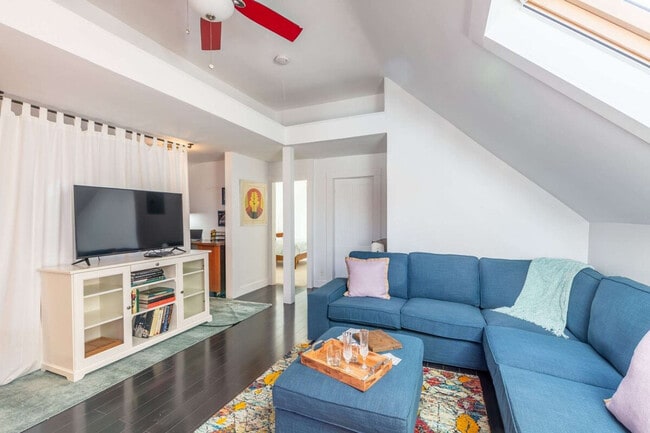 Building Photo - 10 Smith St