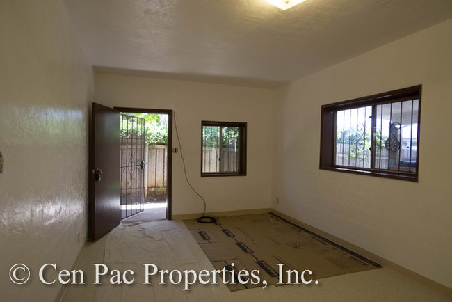 Building Photo - Halawa-Water/Electricity included in rent