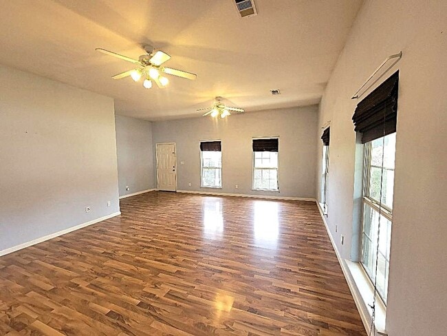 Foto del edificio - Charming and specious   3BR House in Bryant