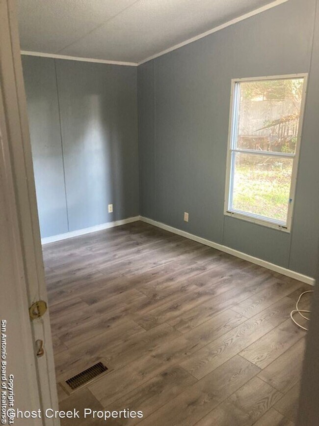 Building Photo - 3 br, 2 bath House - 756 Northeast Dr