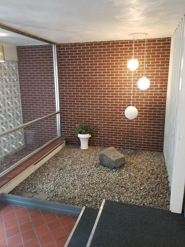 Foto del edificio - 402 N Prairie St
