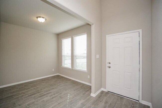 Building Photo - 5463 Grand View Dr