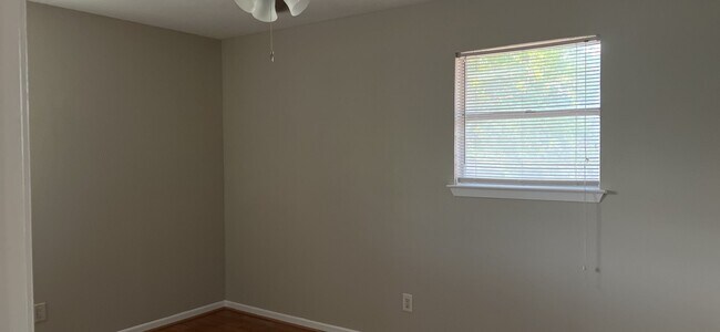 Foto del edificio - 3 bedroom 2 bathroom! HOUSING ACCEPTED!