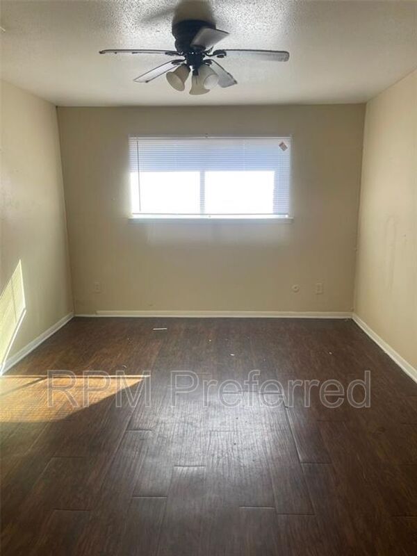 Building Photo - 427 Hollyvale Dr