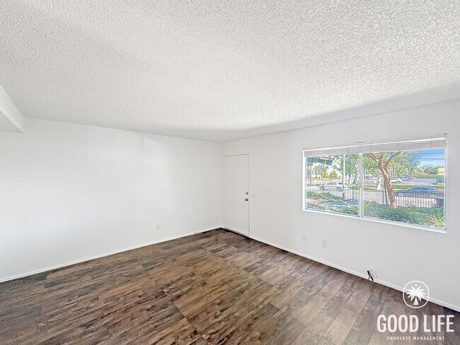 Foto del edificio - Comfortable 2BD/1.5BA Condo in Riverside with Private Patio, Community Pool & One Car Garage