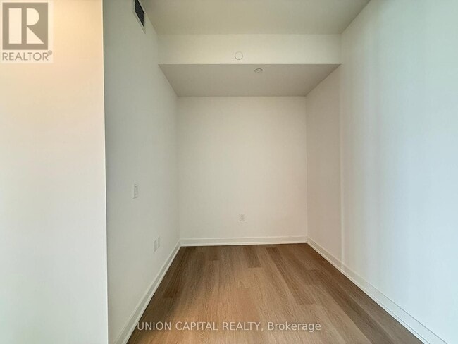 Photo du bâtiment - 448 Burnhamthorpe Rd W