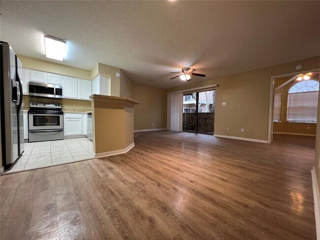 Foto del edificio - Spacious Ground Floor Unit in Quiet Locati...